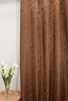 Krémes kávébarna színű virágmintás sötétítő függöny egyedi méretre varrva