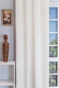Ramon/280/01 – Egyik oldalán bársonyos szövésű, meleg tört fehér színű jacquard sötétítő függöny egyedi méretre varrva