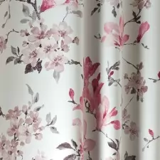 Magnolia - Szürkésfehér alapon rózsaszín nyomott mintás balckout függöny egyedi méretre varrva