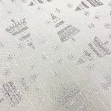 Fehér alapon ezüst lurex szálbeszövéses karácsonyfa mintás dekor, egyed méretű asztalterítő egyedi méretre varrva
