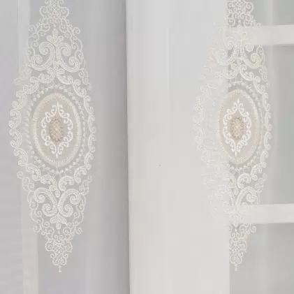 Hímzett barokk mintás tört fehér színű organza függöny egyedi méretre varrva