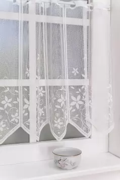 Virágos , indás  fehér  jacquard vitrázs függöny egyedi méretre varrva