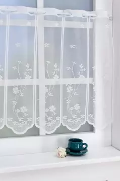 Fehér virágindás jacquard vitrázs függöny egyedi méretre varrva