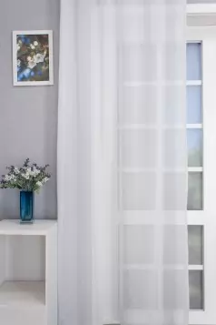 Fehér színű, vasaláskönnyített fényáteresztő tetrasablé függöny egyedi méretre varrva