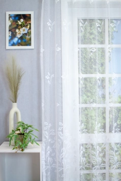 Fehér nagy levélmintás bordűrős jacquard függöny egyedi méretre varrva